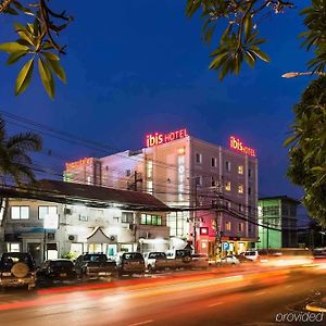 Ibis Vientiane Nam Phu Hotel Exterior photo
