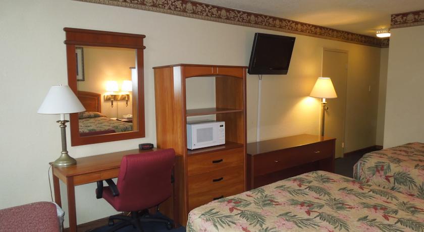 California Palms Hotel And Suites Austintown Room photo