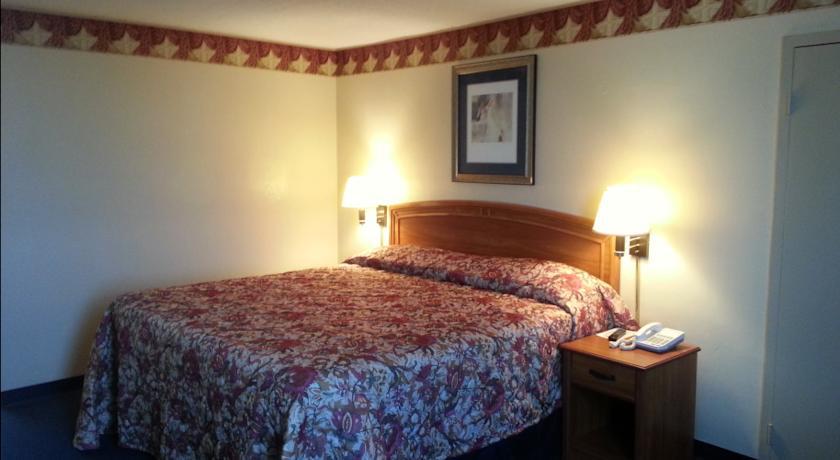 California Palms Hotel And Suites Austintown Room photo