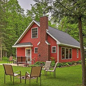 Secluded Birnamwood Cottage With Deck And River Views! Exterior photo