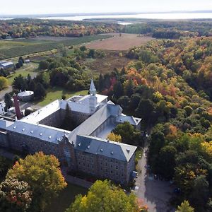 Auberge De L'Abbaye D'Oka Exterior photo