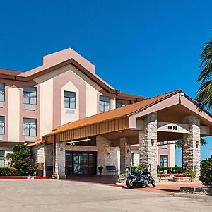 Quality Inn & Suites Buda Exterior photo