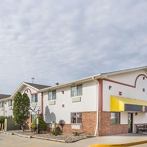 Super 8 By Wyndham Pontiac Hotel Exterior photo