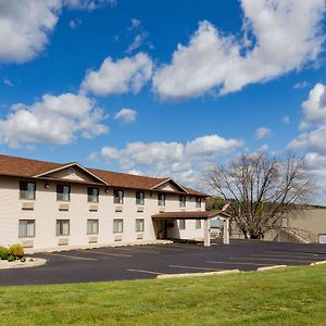 Super 8 By Wyndham Decorah Hotel Exterior photo