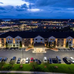 La Quinta By Wyndham Milwaukee Delafield Hotel Exterior photo