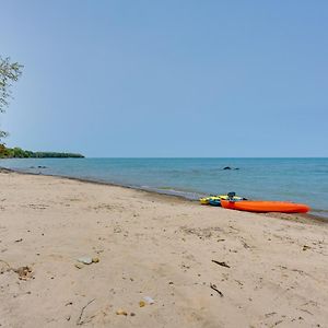 Beachy Palms Cottage On Lake Huron With Hot Tub! Exterior photo