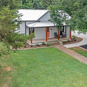 1920 Brick House-Brick Oven Pizza-Pets-Breweries Villa Graham Exterior photo