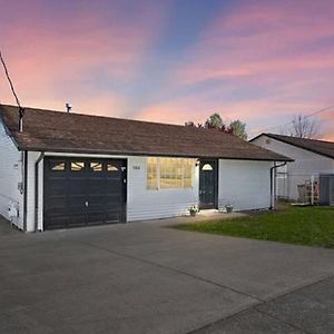 One Bedroom With Shared Bathroom At Jellys Cozy Home Tacoma Exterior photo