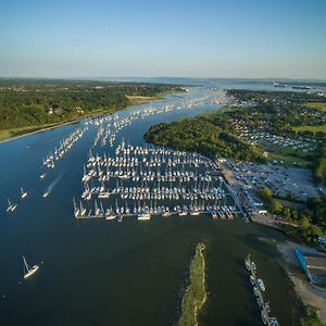 Mercury Yacht Harbour And Holiday Park Hotel Bursledon Exterior photo