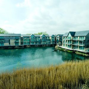 De Vere Cotswold Water Park Apartments Cirencester Exterior photo