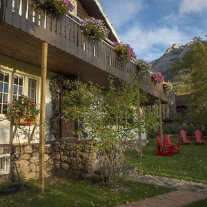 Northland Lodge Waterton Park Exterior photo